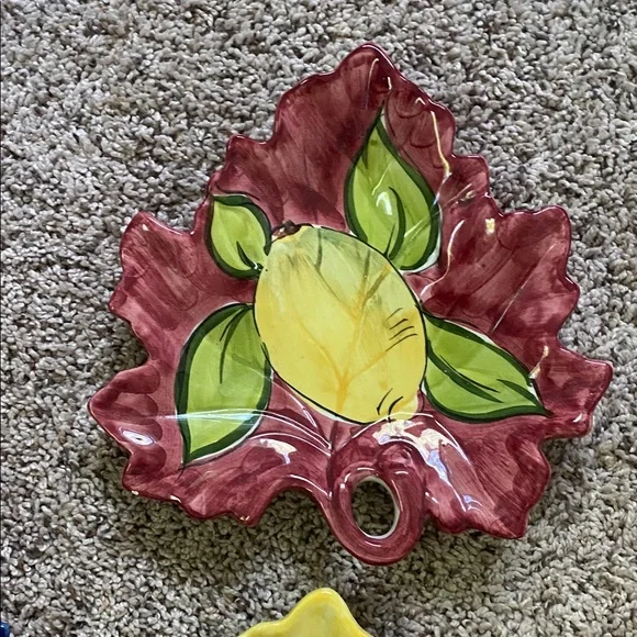 Vintage Vietri ceramic leaf plates with hand-painted fruit designs set of 4 - Picture 3 of 7